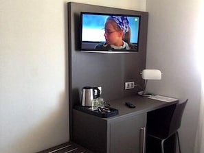 Een kluis op de kamer, een bureau, verduisterende gordijnen