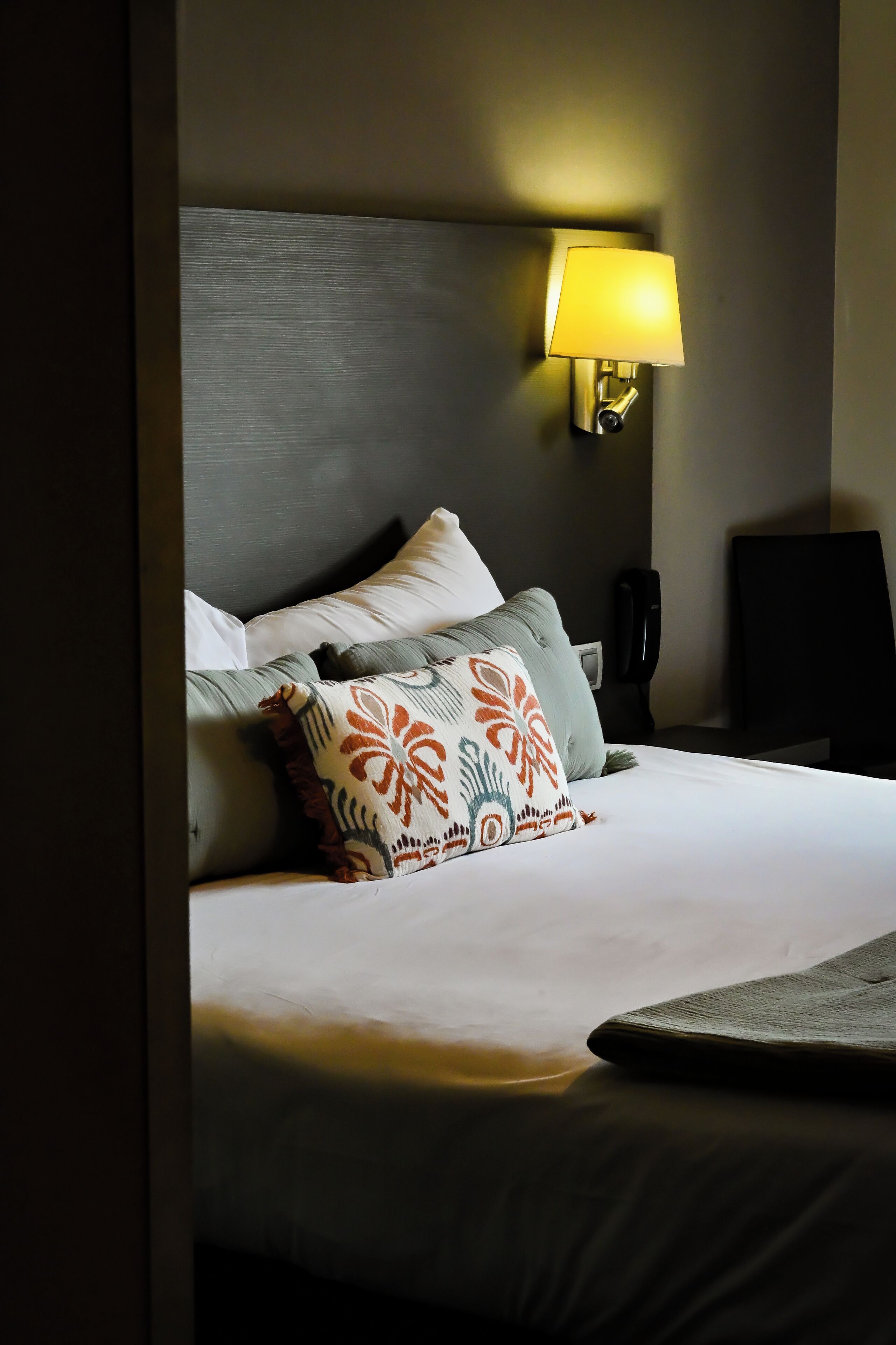 Kamer, 1 twee- of 2 eenpersoonsbedden | Een minibar, een kluis op de kamer, een bureau, verduisterende gordijnen