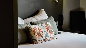 Kamer, 1 twee- of 2 eenpersoonsbedden | Een minibar, een kluis op de kamer, een bureau, verduisterende gordijnen