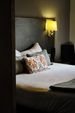 雙人或雙床房 | 迷你吧、房內夾萬、書桌、遮光窗簾/窗簾