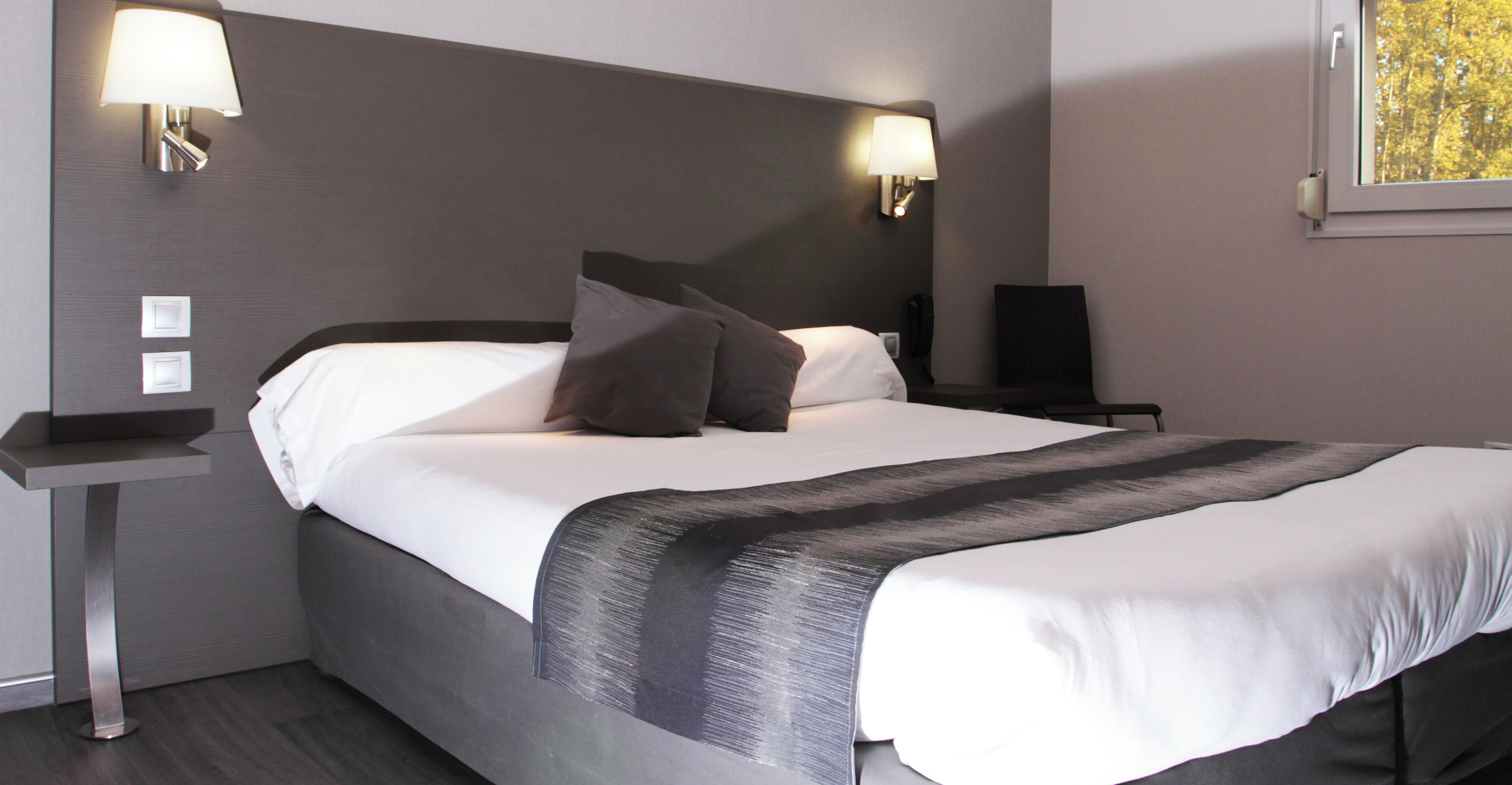 Kamer, 1 twee- of 2 eenpersoonsbedden | Een kluis op de kamer, een bureau, verduisterende gordijnen