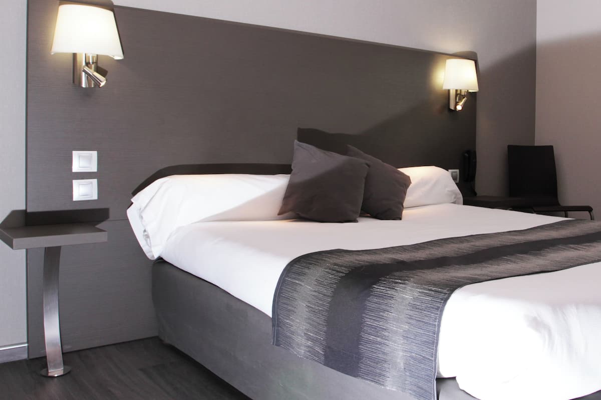 Kamer, 1 twee- of 2 eenpersoonsbedden | Een kluis op de kamer, een bureau, verduisterende gordijnen