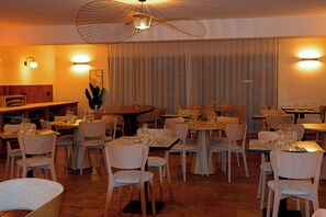 Breakfast, lunch, dinner served; French cuisine  - Le Mas de Jossyl  (La Roque-d'Antheron)