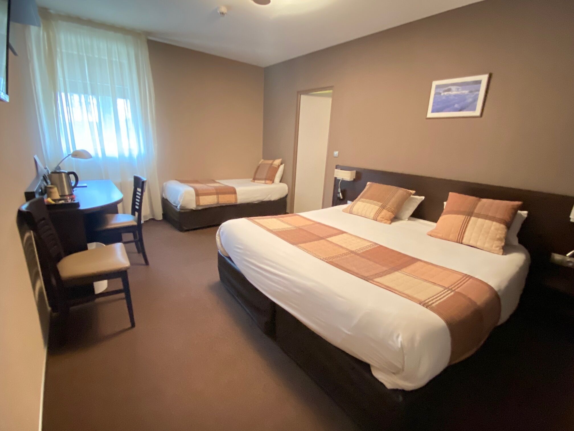 Driepersoonskamer, uitzicht op zwembad | Een kluis op de kamer, een bureau, verduisterende gordijnen