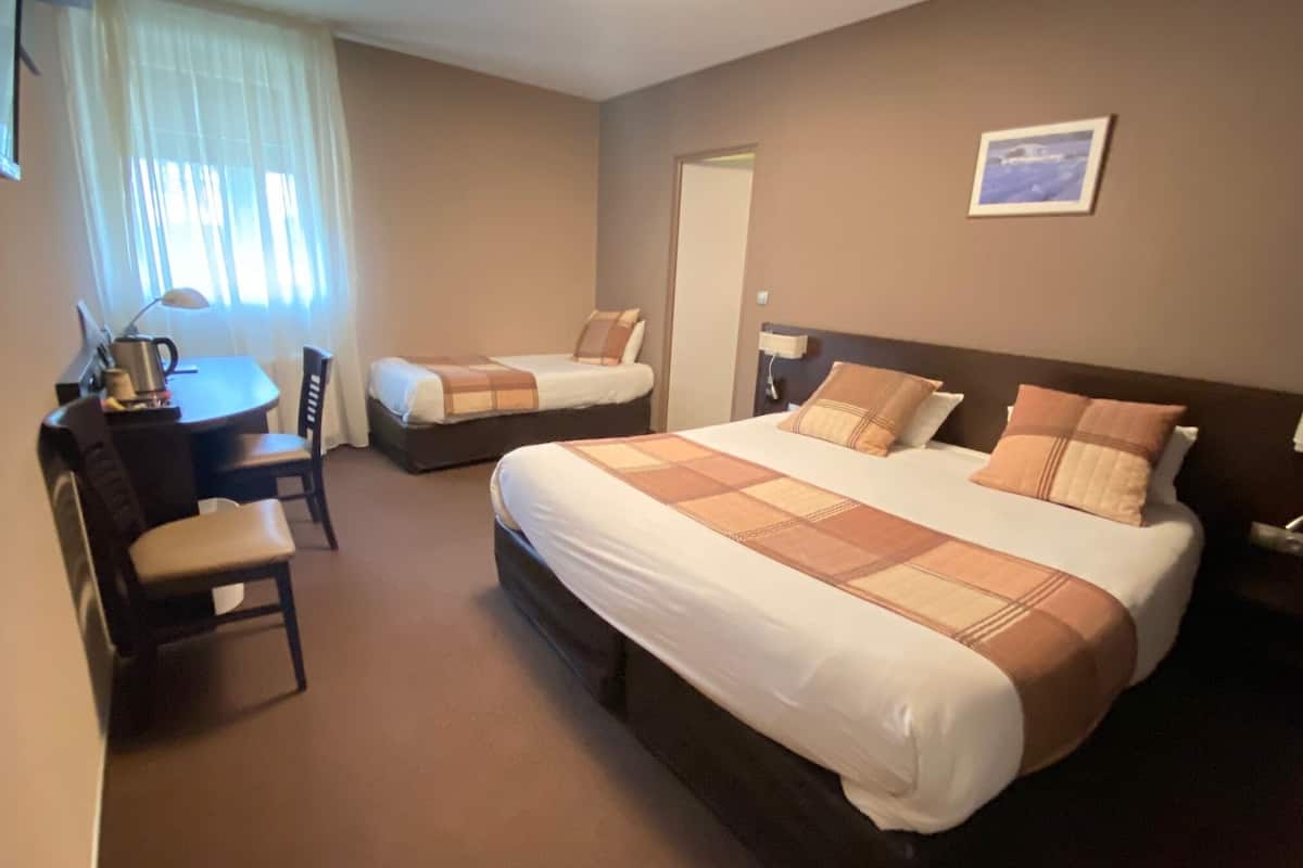 Driepersoonskamer, uitzicht op zwembad | Een kluis op de kamer, een bureau, verduisterende gordijnen