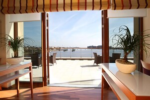 Se sirven almuerzos y cenas; cocina regional; con vista al jardín