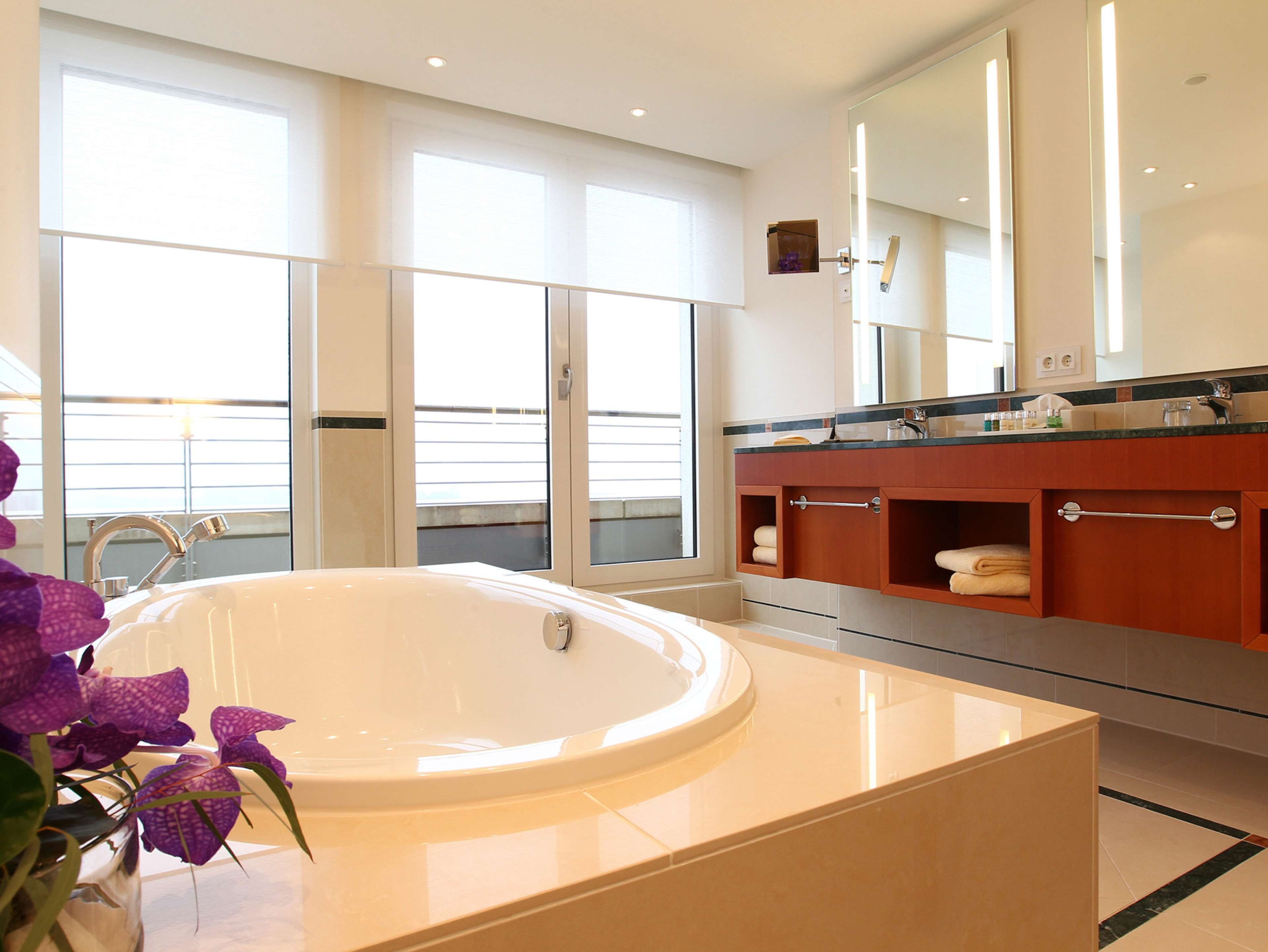 suite (kaiser wilhelm) | bathroom | shower, free toiletries, hair dryer, bathrobes