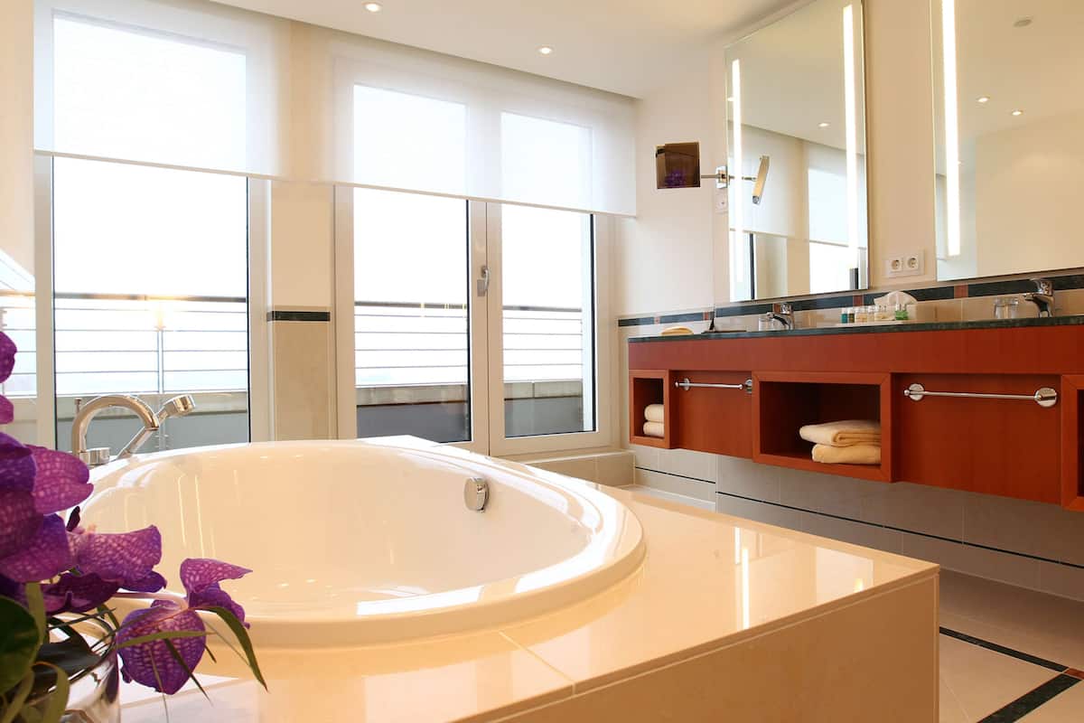 suite (kaiser wilhelm) | bathroom | shower, free toiletries, hair dryer, bathrobes