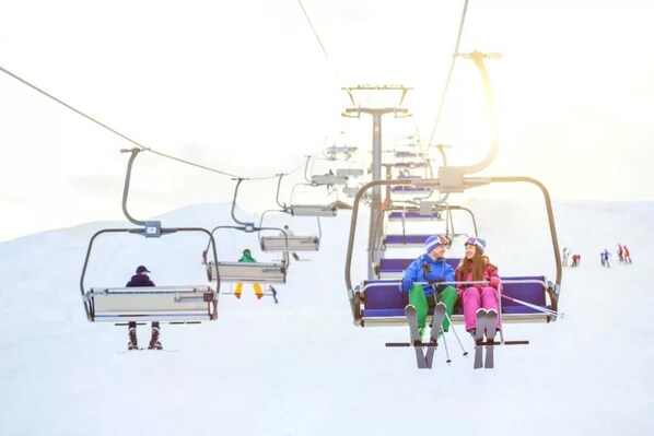 A ski lift with passengers. - Hotel Vancouver (La Plagne-Tarentaise)