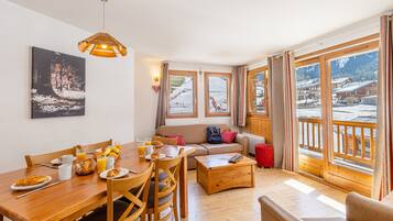 Apartment (for 8) | Living area | 50-cm flat-screen TV with digital channels, TV