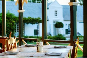 3 間餐廳；供應早餐、午餐、晚餐；非洲菜