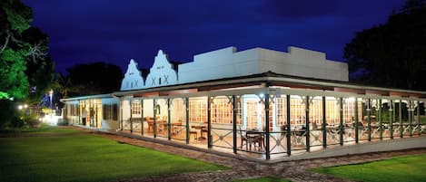 3 restaurants, breakfast, lunch, dinner served; African cuisine