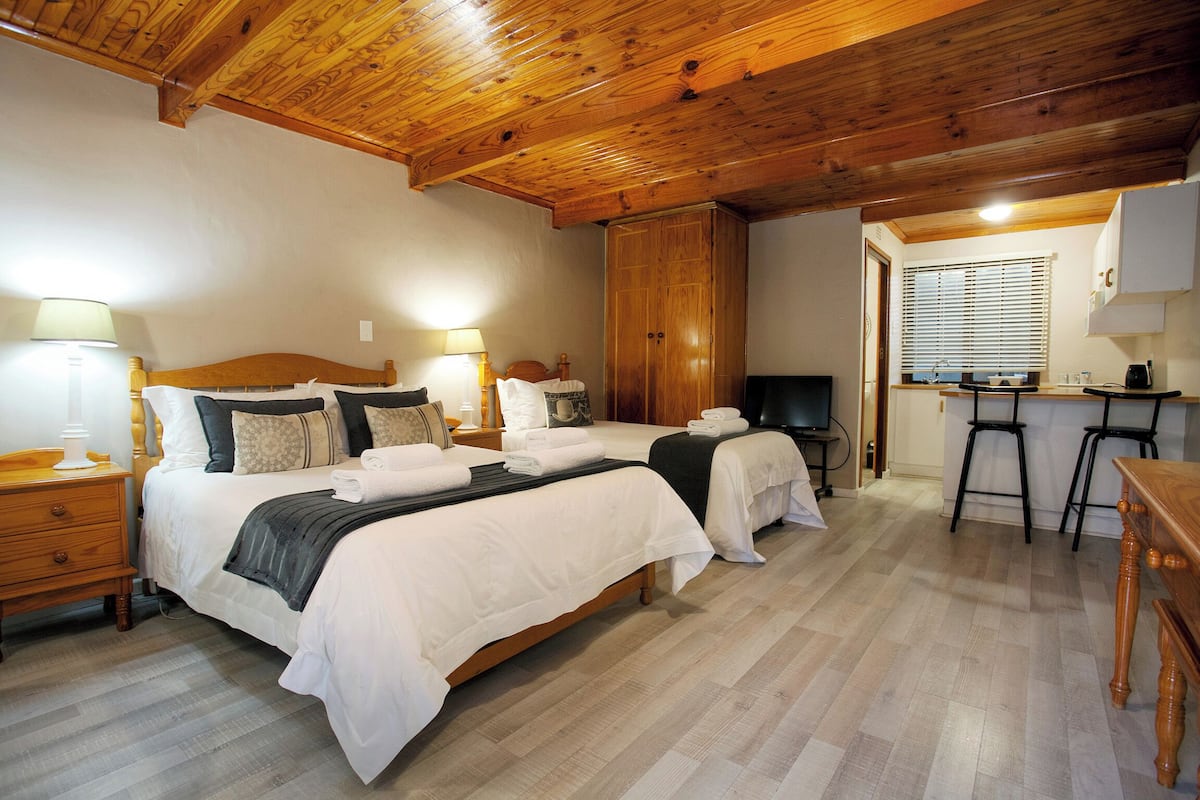 Log Room East (D&S) | In-room safe, individually decorated, individually furnished