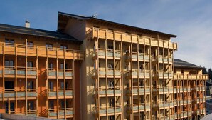 A multi-story hotel with balconies and a modern architectural design. - Résidence Lagrange Vacances Le Pic de l'Ours (Font-Romeu-Odeillo-Via)