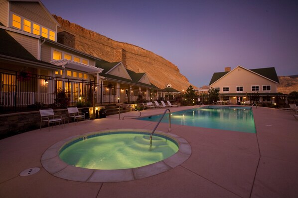 Seasonal outdoor pool, pool umbrellas - Wine Country Inn Palisade (Palisade)