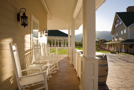 Exterior. Wine Country Inn Palisade
