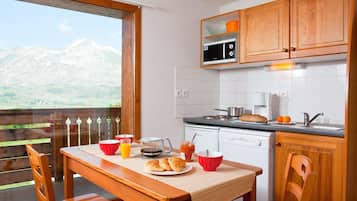 Chalet, 3 habitaciones | Cocina privada | Refrigerador con congelador, microondas y utensilios de cocina