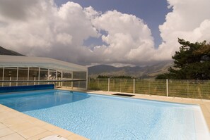 Een binnenzwembad en een buitenzwembad