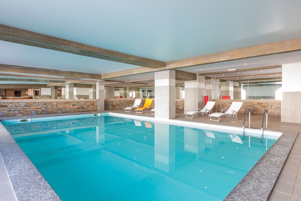 Piscine couverte, chaises longues