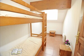 1 bedroom, free cots/infant beds, WiFi, bed sheets