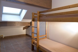 1 bedroom, free cots/infant beds, WiFi, bed sheets