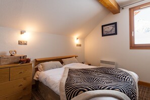 Cortinas blackout, tabla de planchar con plancha, cunas y wifi 