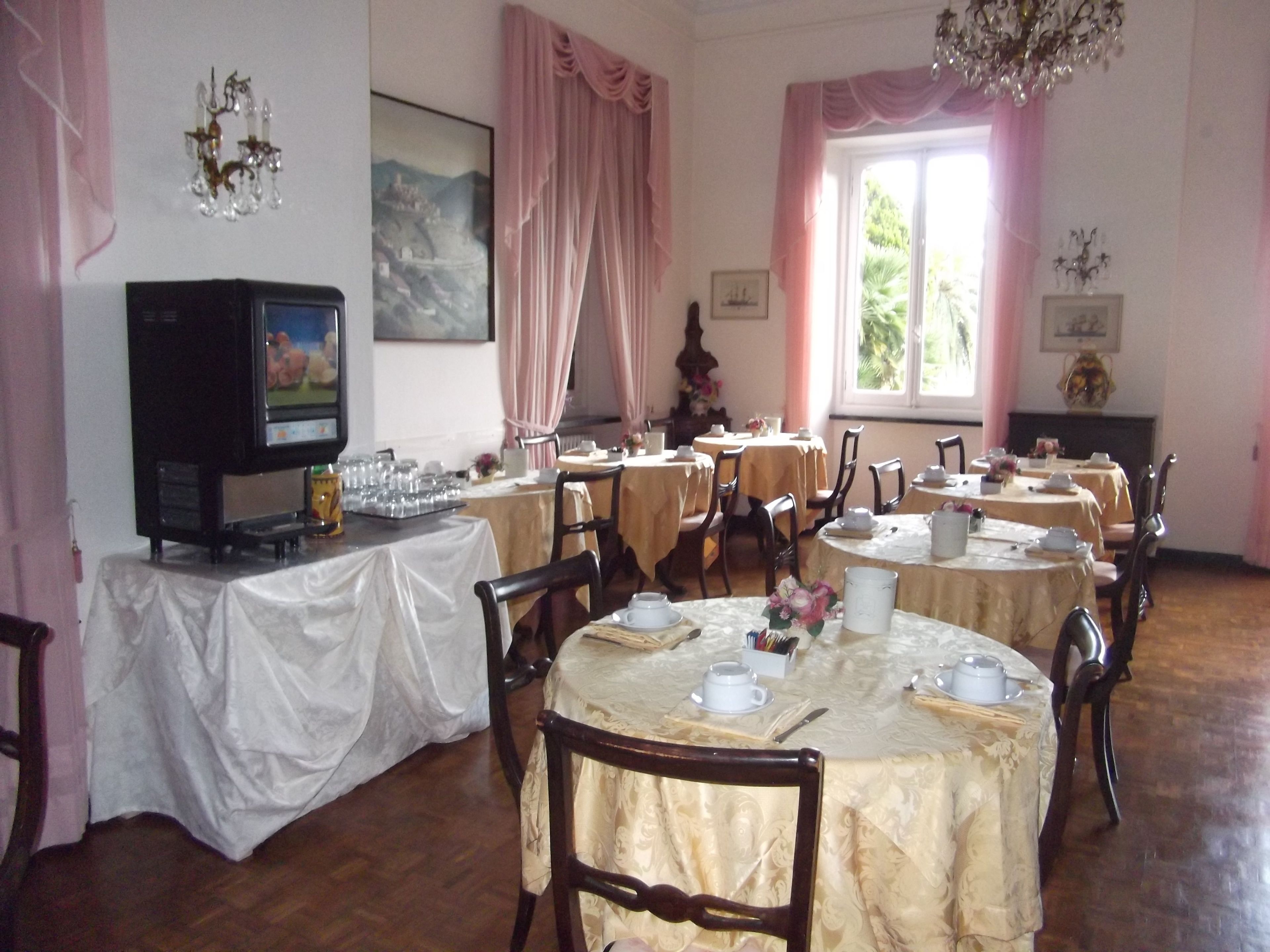 daily cooked-to-order breakfast (eur 15 per person)