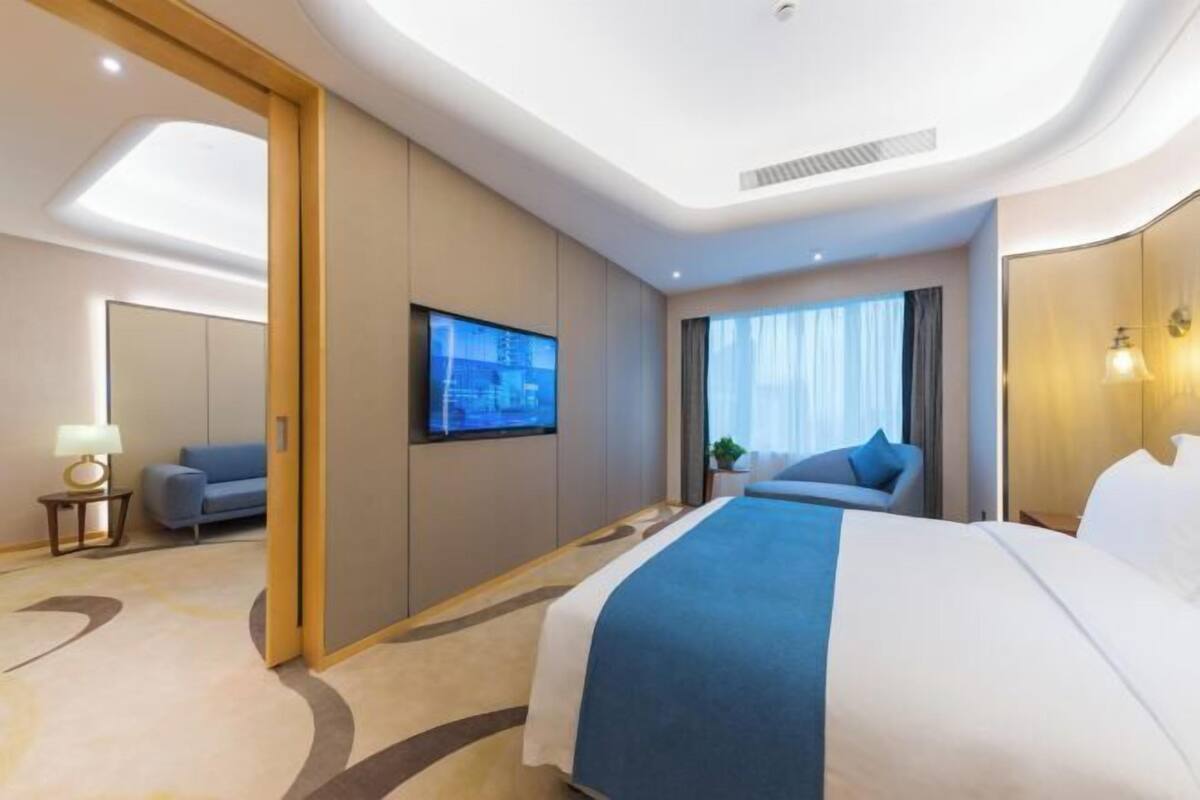 Minibar, in-room safe, desk, iron/ironing board