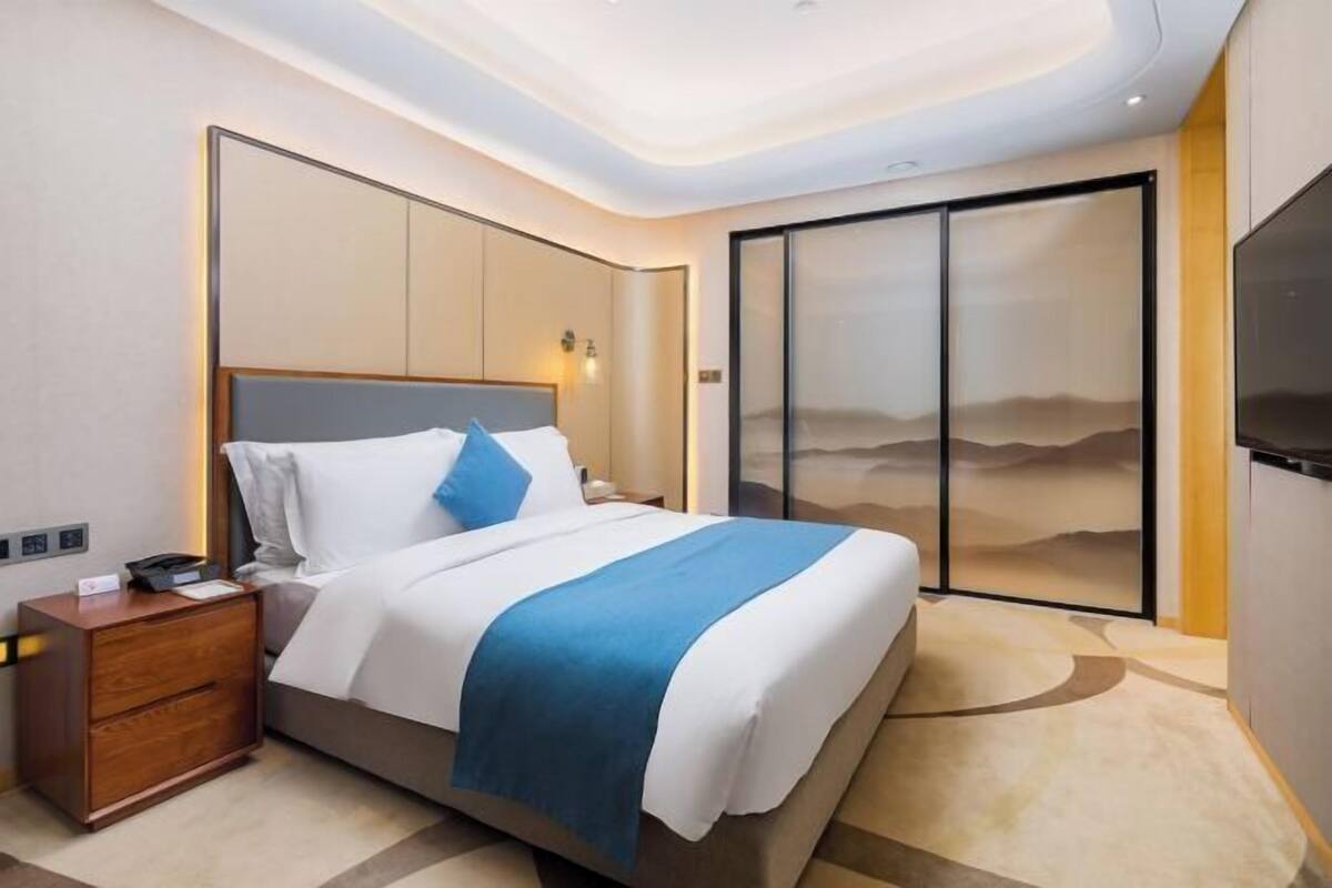 Minibar, in-room safe, desk, iron/ironing board