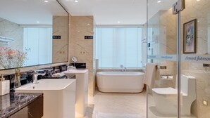 A modern bathroom with a large bathtub, a separate toilet, and a vanity with a sink. - Howard Johnson Wyndham Leonora plzaz Shanghai (Shanghai)