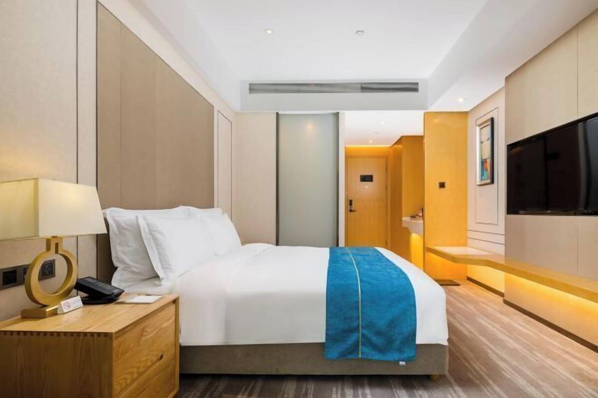 Minibar, in-room safe, desk, iron/ironing board