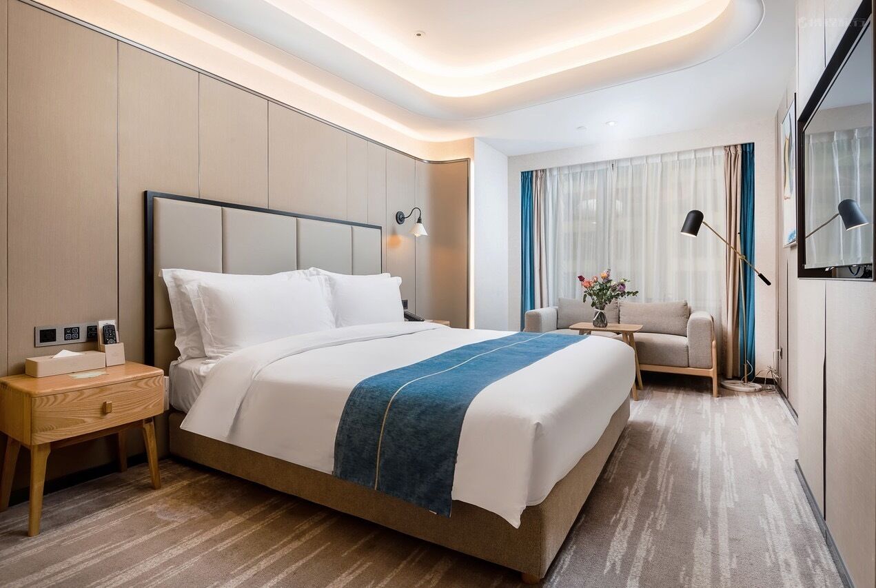 Deluxe Room, 1 King Bed, Non Smoking (Hollywood Deluxe) | Minibar, in-room safe, desk, iron/ironing board