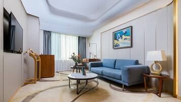 Deluxe Suite, 1 King Bed, Non Smoking (Executive) | Minibar, in-room safe, desk, iron/ironing board
