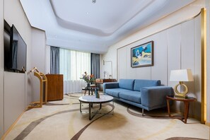 Deluxe-sviitti, 1 suuri parisänky, tupakointi kielletty (Executive) | Minibaari, tallelokero huoneessa, työpöytä, silitysrauta/-lauta