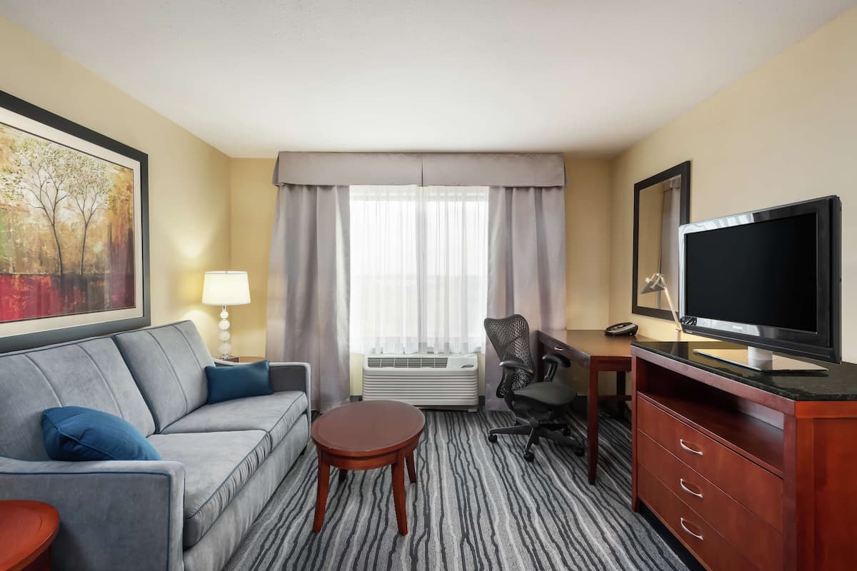 Two Bedroom Suite, 1 King Bed, Sofabed, Whirlpool | Daunenbettdecken, Pillowtop-Betten, Zimmersafe, Schreibtisch