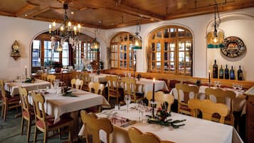 2 restaurants; lunch and dinner served