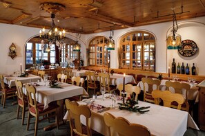 2 restaurants; lunch and dinner served  - Derby Swiss Quality Hotel (Grindelwald)