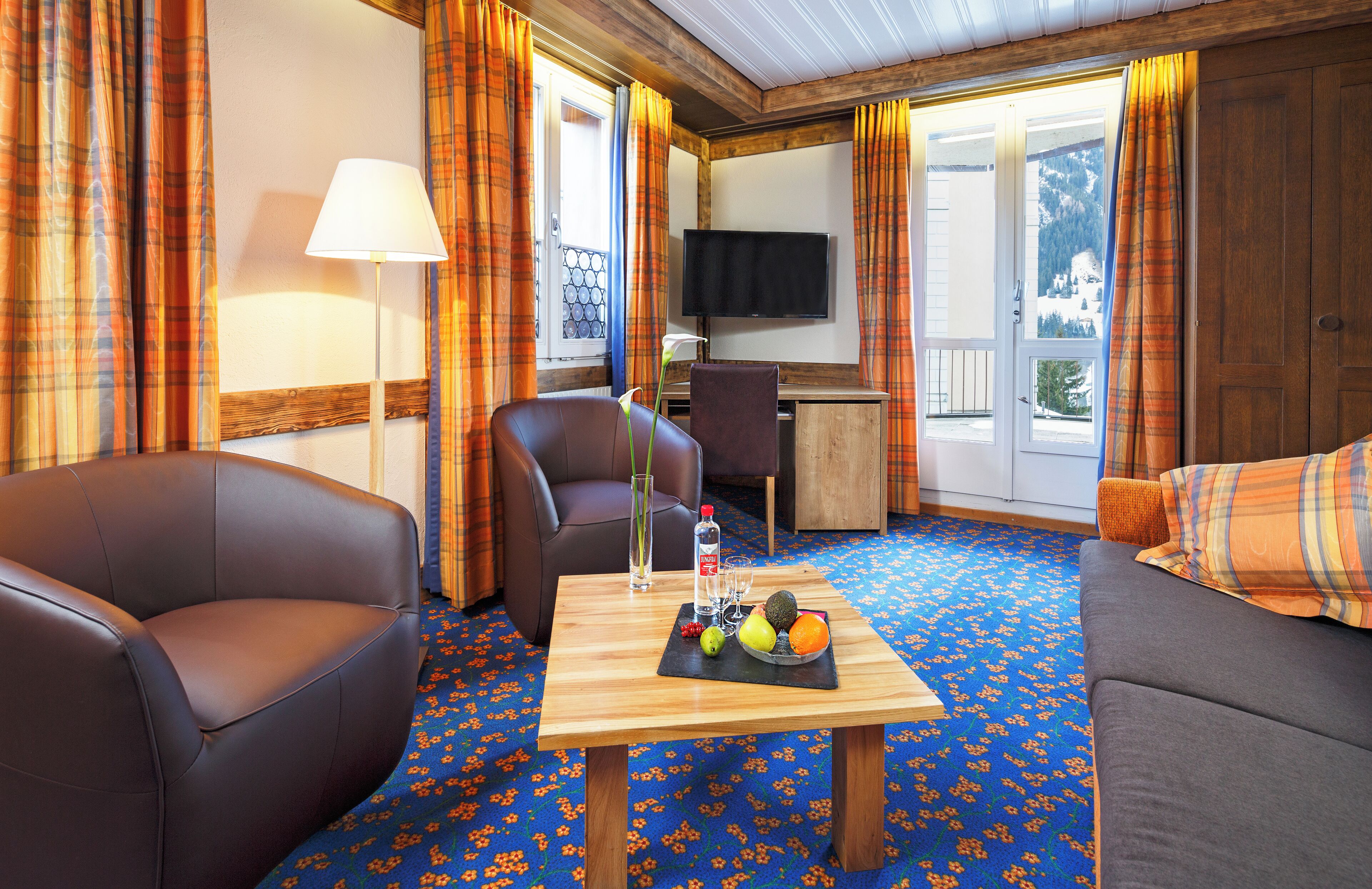 舒适双人房, 阳台 (Plus, with separate sofa area) | 起居区 | 55-英寸电视（配备卫星频道）