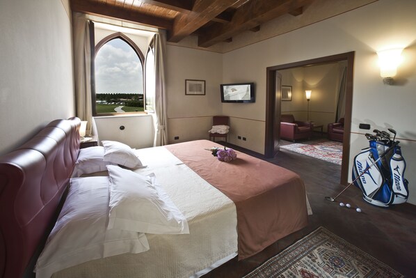 Suite | 2 slaapkamers, een minibar, een kluis op de kamer, een bureau