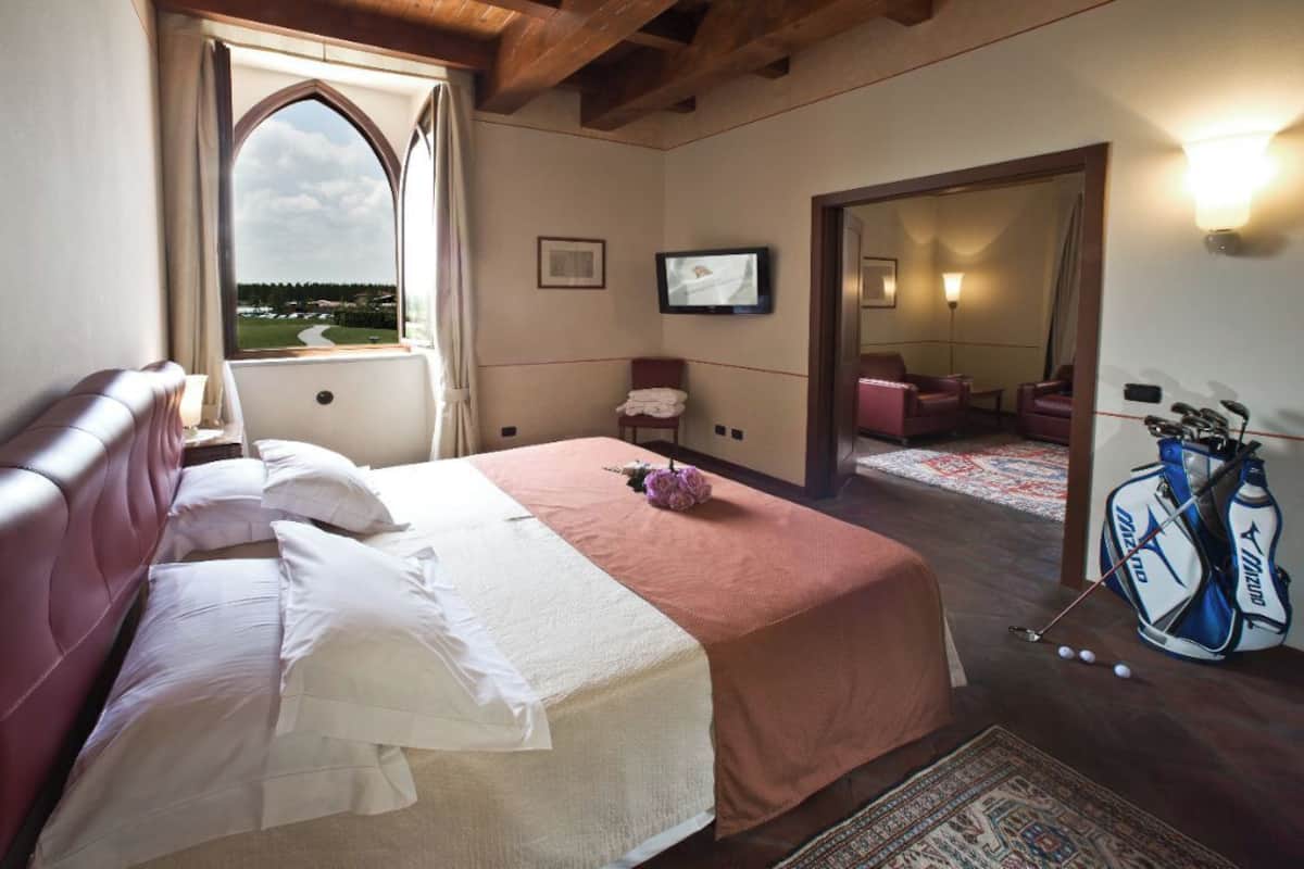 Minibar, coffres-forts dans les chambres, bureau