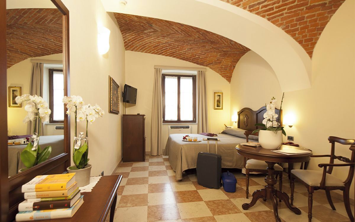 Minibar, coffres-forts dans les chambres, bureau