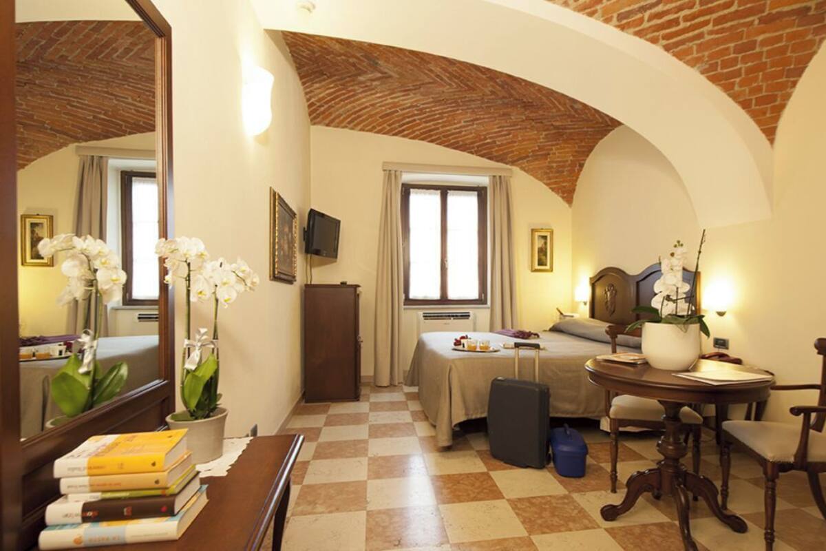 Minibar, coffres-forts dans les chambres, bureau