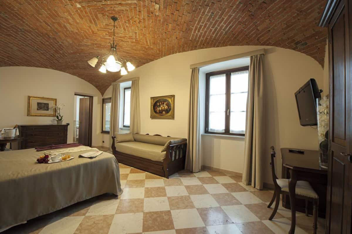 Comfort Room - Edificio Separato | Minibar, in-room safe, desk, laptop workspace