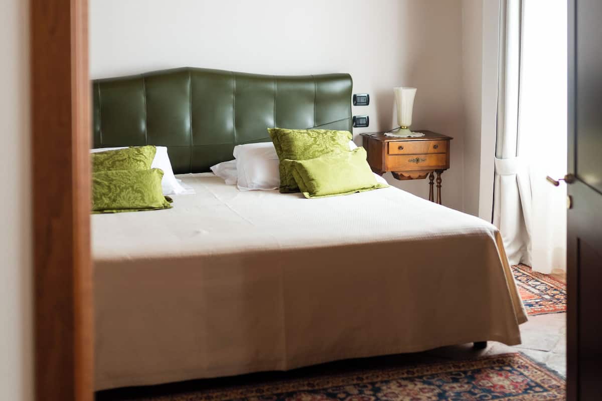 Executive Suite | Minibar, in-room safe, desk, laptop workspace