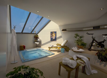 Indoor spa tub