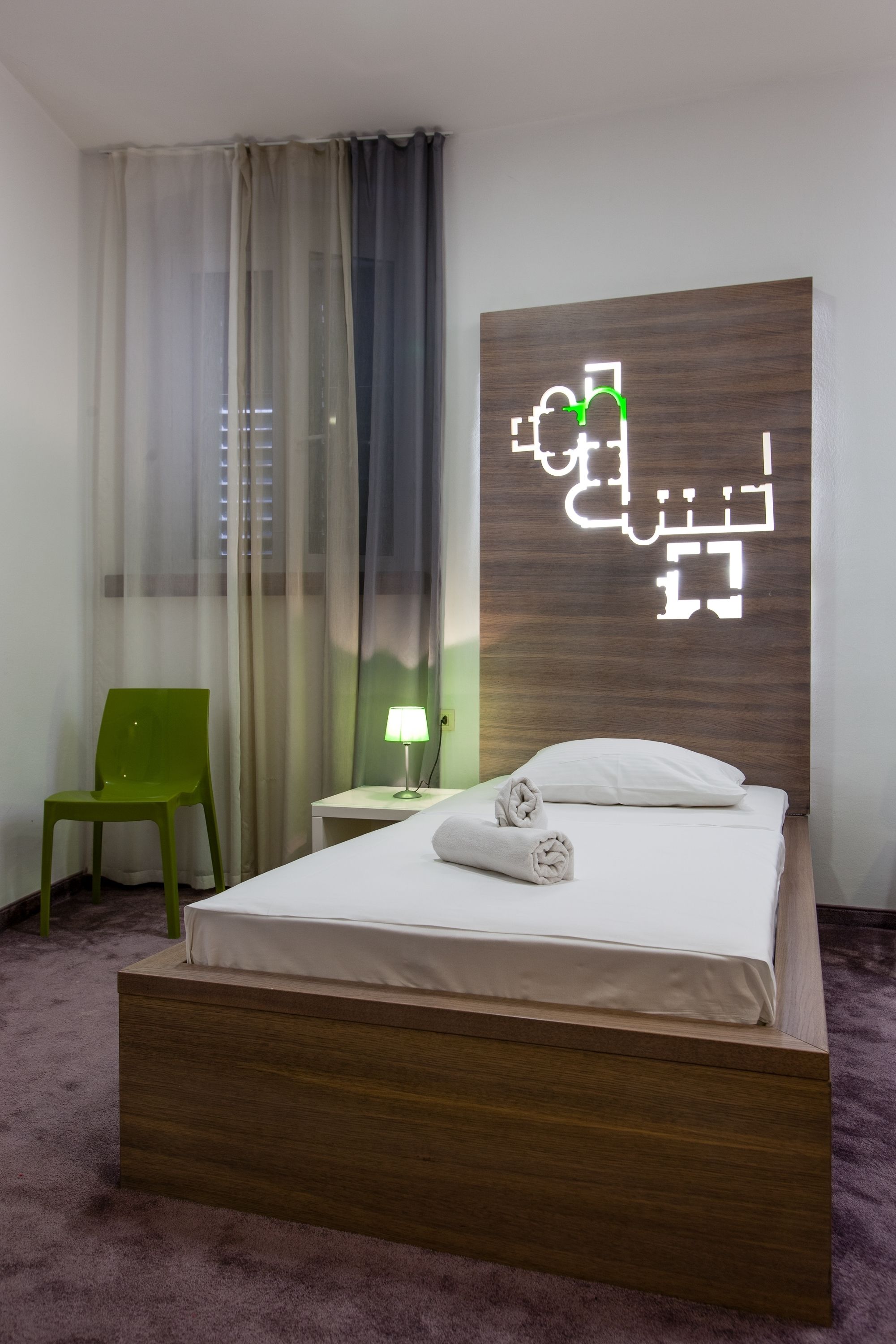 standard single room | 1 bedroom, down duvets, individually decorated, individually furnished