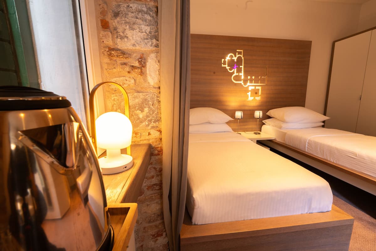 Double Room with Twin Beds with a View of the Old Town | DuntÀcken, individuell inredning, unika möbler och skrivbord