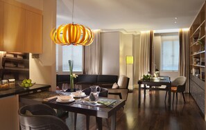 Bộ đồ giường cao cấp, chăn bông, két bảo mật tại phòng, bàn