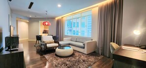 Phòng Suite Exclusive, 2 phòng ngủ (Elizabeth) | Khu phòng khách | TV màn hình phẳng, đầu đĩa DVD