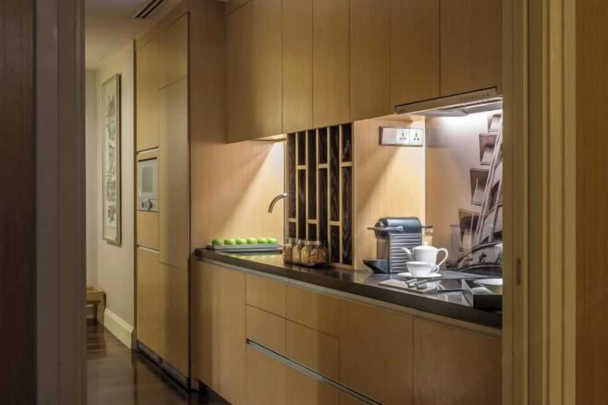 Stort kylskåp, mikrovågsugn, spishäll och kaffe- och tebryggare